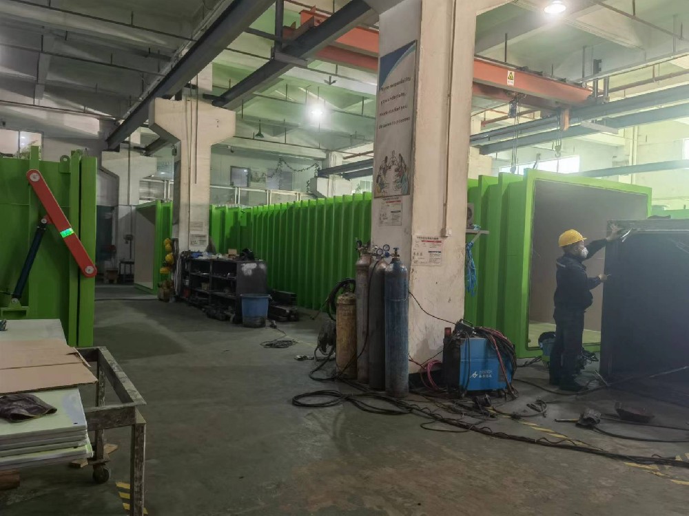 Shenzhen Aisao vacuum precooling machine production workshop, a large number of fruit and vegetable vacuum precooling machine in production casting.