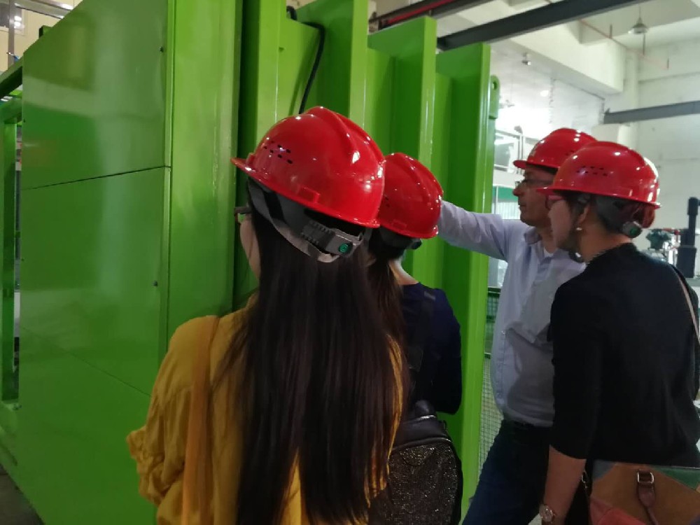 With the whole industrial chain of planting, picking, processing, storage and distribution, the leaders of large German modern agricultural enterprises visited our company to test the large vacuum precooler they purchased on the spot.