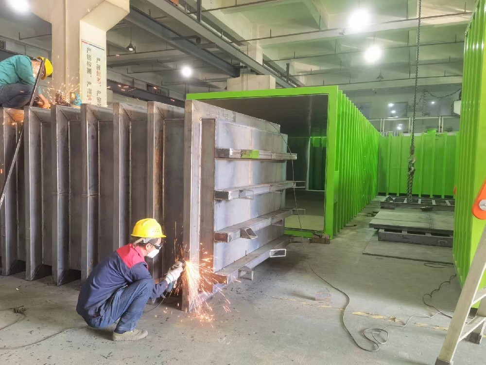 Busy casting workshop, a large number of fruit and vegetable vacuum precooling machine in production, in order to allow Shenzhen Comes high-end vacuum precooling machine early delivery, we work overtime every day.