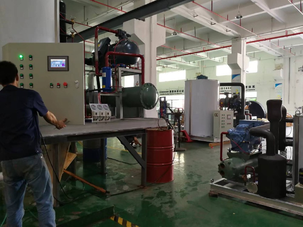 Daily output of 15 tons of sheet ice machine commissioning site, falling ice is very good! This is the fifth ice machine ordered by a South American customer this year