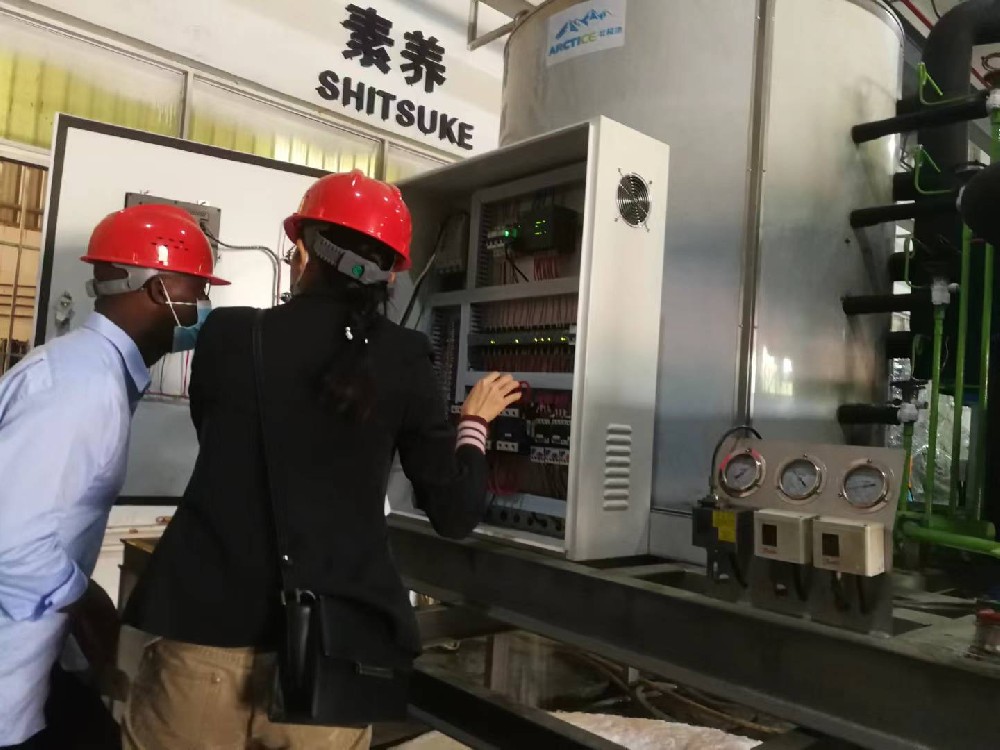 The South American customer customized the production of 5 tons of ice machine, the customer commissioned the domestic freight forwarder on-site inspection, the effect is very high, is reporting the situation to the customer on-site.