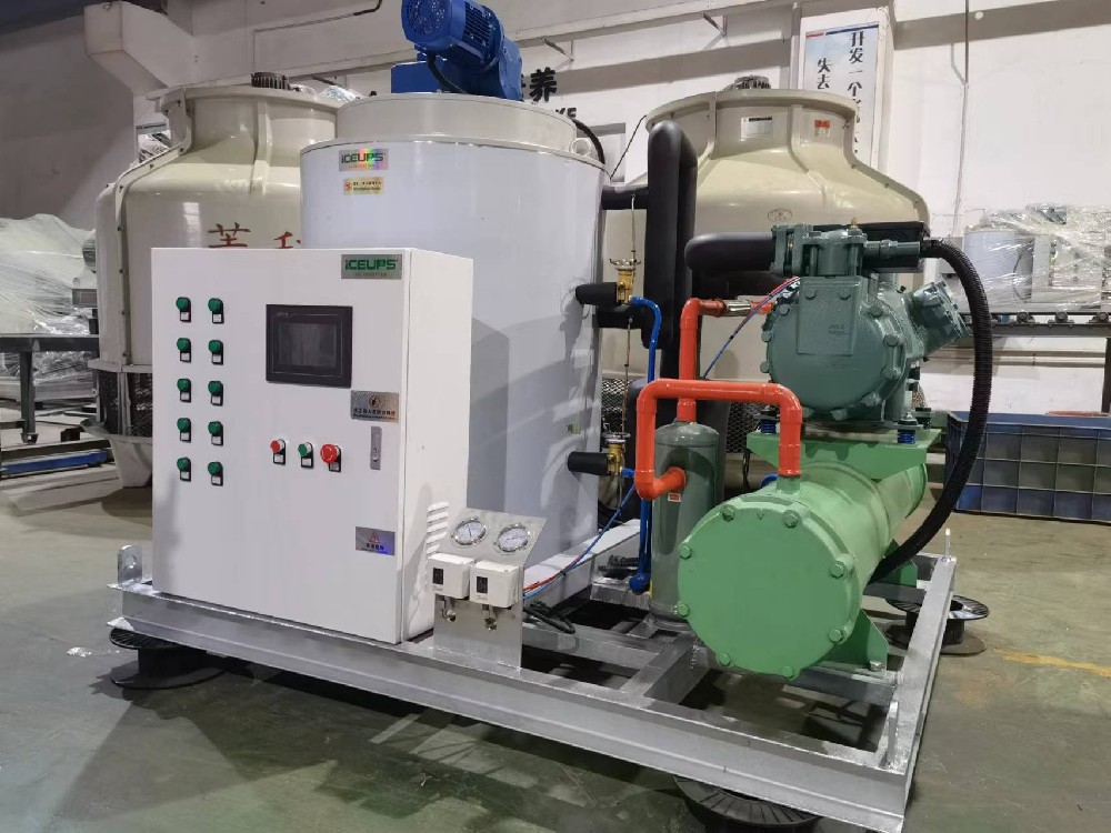 The South American customer customized the production of 5 tons of ice machine, the customer commissioned the domestic freight forwarder on-site inspection, the effect is very high, is reporting the situation to the customer on-site.