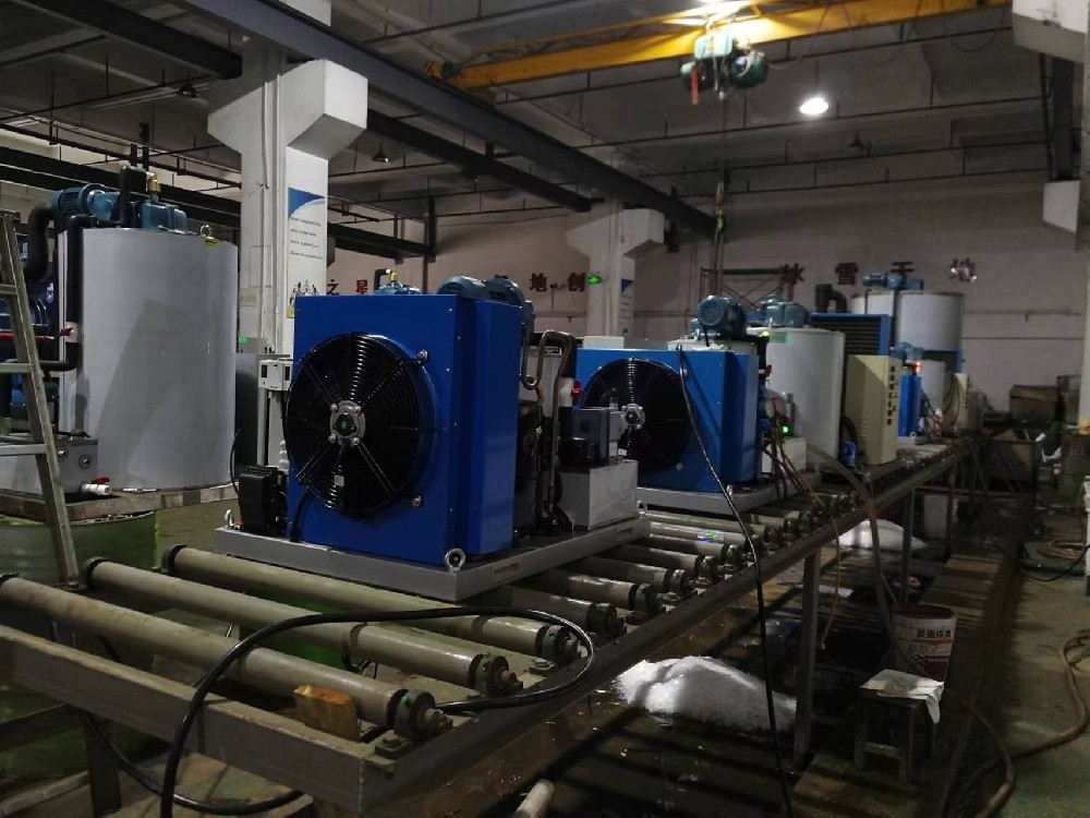 Sheet ice machine production line, large quantities of sheet ice machine in production, the daily output of 3 tons of sheet ice machine commissioning completed ready for delivery.