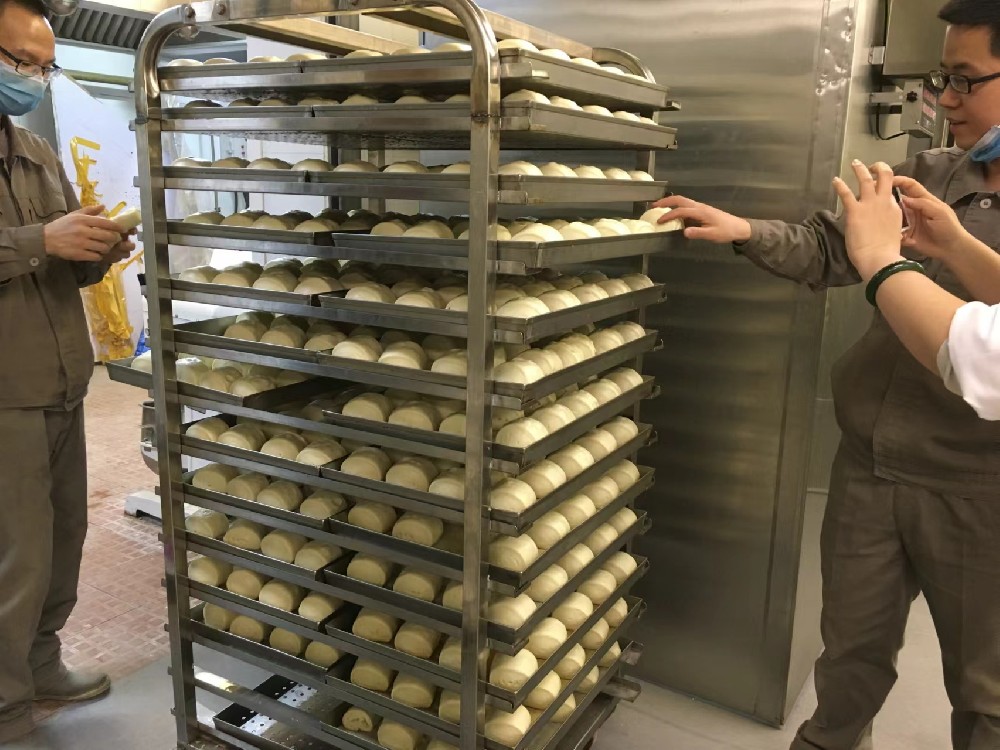 Henan Food Company steamed bread processing workshop, cooked food fast cooling machine efficiency is very high, every 10 minutes or so processing.