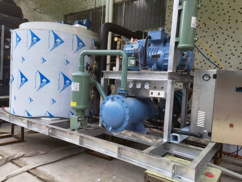 China Railway 16 Bureau Group Wuxi Concrete project, two sets of daily output of 15 tons of ice sheet machine completed commissioning and delivery, the customer is very satisfied with our new process, output!
