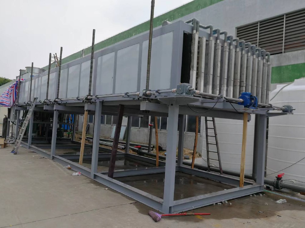Ice out 2 days a day the next day output of 30 tons of ice brick machine commissioning completed, will be shipped to Shantou seafood market.
