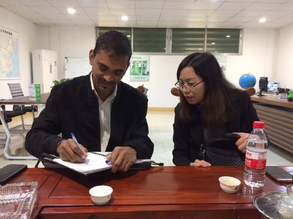 The leaders of the Brazilian customer's Guangzhou office came to our company to accept the ordered daily output of 20 tons of ice machine, and were very satisfied with the strength of our factory, the process, configuration and energy-saving technology of the ice machine!
