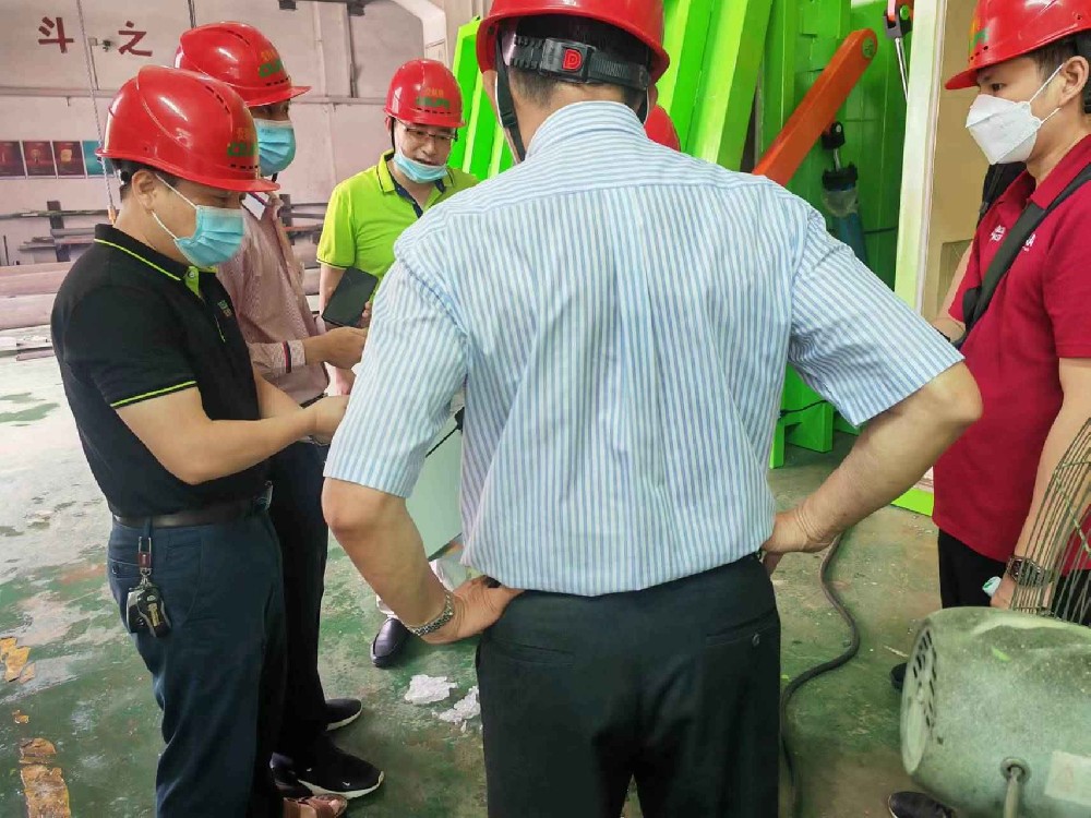 Malaysian customers came to our site to inspect the cooked food fast cooling machine, and they were full of praise for our core technology three-stage steam jet system! The 100 degree high temperature food only takes a few minutes to drop to normal temperature, the food color, taste, nutrition composition after the temperature reaches no change, very satisfied, the site placed two sets of 200 kg processing capacity of the purchase order, thank customers for the support and love of ICEUPS brand!