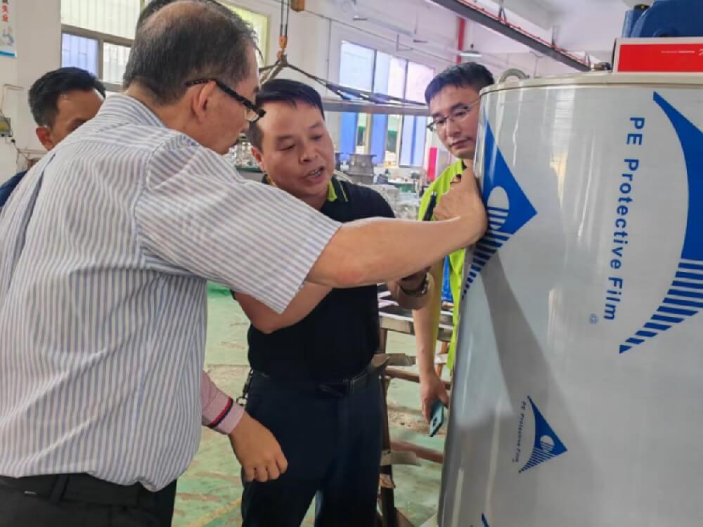 Malaysia Mr. Huang line of several people to our ice machine production base to visit and exchange, Mr. Huang in Malaysia refrigeration industry for decades, has a large number of customers and markets, the scene to know our ice machine production process, material, energy saving technology is very satisfied! We have full confidence in the future all-round cooperation between the two sides.